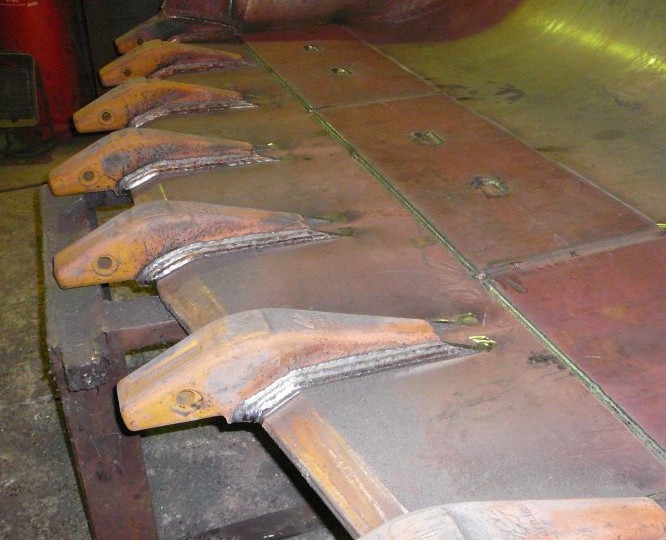 Svařovací řešení pro těžkou techniku - Opravy lžíce bagru svářeč - Svářeč Třebíč - Welding Czech Republic -mobilní svářeč bagr lžíce