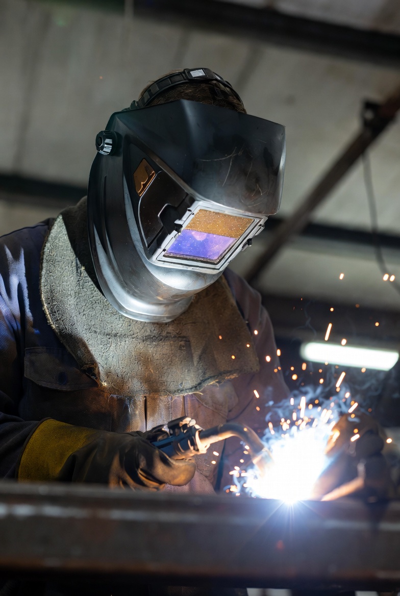 Svářeč na živnost - Svářeč Třebíč - Opravy lžíce bagru svářeč - svářeč Třebíč - Welding Czech Republic - mobilní svářeč bagr lžíce - Svařovací řešení pro těžkou techniku